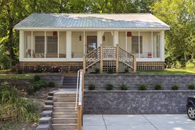 Image de Cozy two-bedroom cottage - five minutes walk to Wayzata and Lake Minnetonka