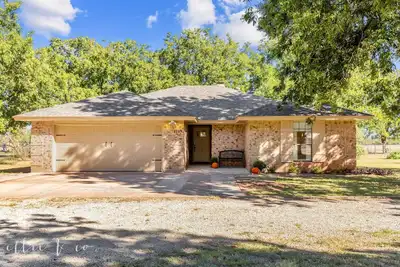 Image de The Buffalo Gap Bungalow-Pet-Friendly! Cozy remodeled home surrounded by trees.