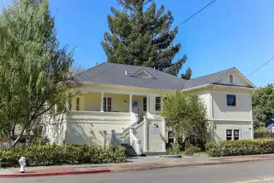 Image de Historical Cozy Home Walking Distance to Downtown!