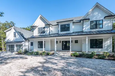 Image de Modern Farmhouse With Stylish Design In Edgartown