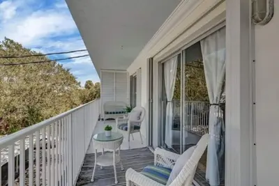 Image de Completely updated condo in perfect location 2 blocks to beach and Ocean Drive