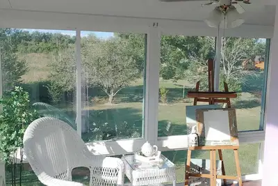 Image de Sleeps up to 8 in a safe, quiet area