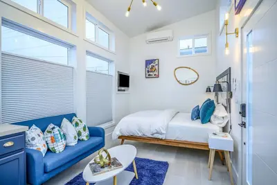 Image de Book the Mod Cottage at The Boutique Retreat in historic downtown McMinnville.