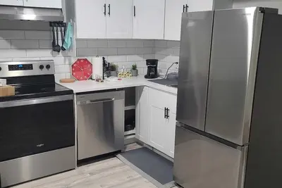 Image de Modern, cozy 2 bedroom suite in Sw Edmonton close to the airport.