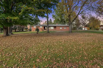Image de Serene Brick Rancher, quiet setting, centrally located, minutes from everything.