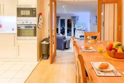 Image de Sanderling Westbrook · Beautiful Margate Coastal Home with Parking By Adliv
