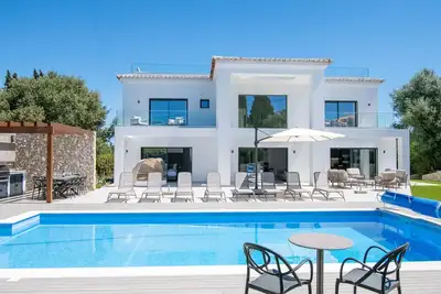 Image de Casa Tres Rosas - 6 Bedroom Villa with heated pool - Carvoeiro. Walking distance
