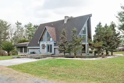 Image de A-frame on 1. 5 acres surrounded by pine trees. 10 minutes from downtown.