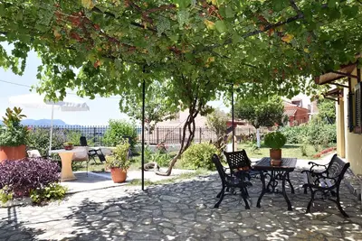 Image de Traditional Cottage on the hillside of Antiperni