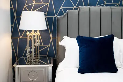 Image de Your Apartment | Bristol Rowan Tree - No. 3