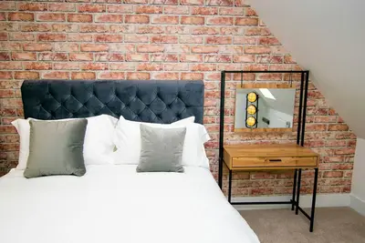 Image de Your Apartment | Bristol Rowan Tree - No. 7