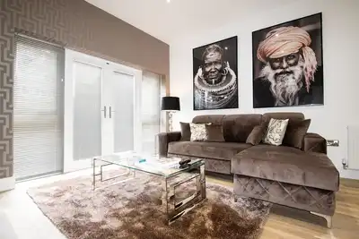 Image de Your Apartment | Bristol Rowan Tree - No. 2