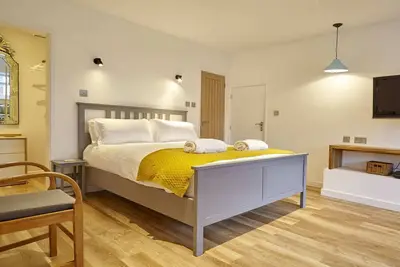 Image de Your Apartment | Bristol The Mural