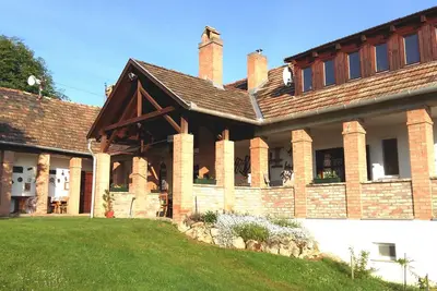 Image de Petit village, petite maison d'hôtes, vin et détente dans la Région Viticole Neszmély 7682