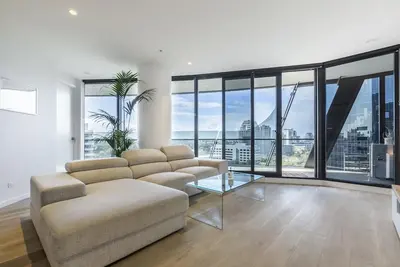 Image de Luxurious Retreat : Style and Comfort