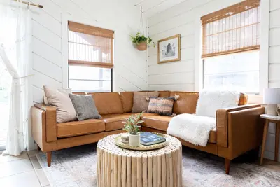 Image de This cozy \"Chill-Country\" cabin is the perfect family getaway in Hill Country