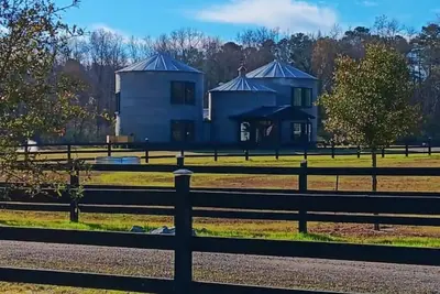 Image de Luxury Farm Bin Oasis. Exquisite. One of a kind.