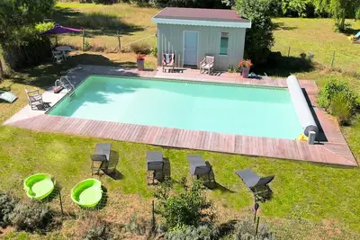 Image de Grande maison en bois avec piscine chauffée 11x5m