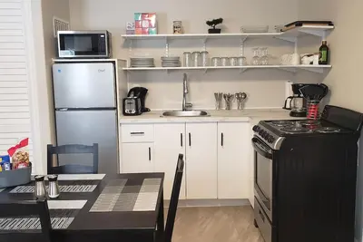 Image de Cozy home on a quiet street minutes to downtown Kingston!