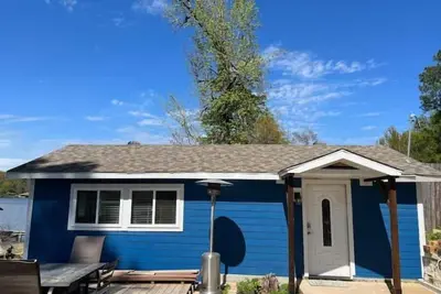 Image de Little Blue Cabin by Lake Holbrook