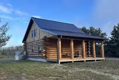 Image de Log Cabin located in Northern Michigan just minutes from Lake Michigan.