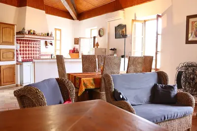 Image de Spacious Provençal style house with private entry and garden