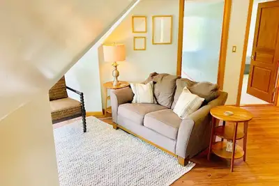 Image de Cozy 3rd Floor Apartment Near Downtown [5-6]\n\n