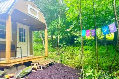 Image de Bliss Bungalow: Serenity by a Stream\n