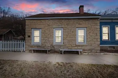 Image de 1870's Estate Style Home with private courtyard.
