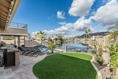 Image de Stunning Az Home On Lake!