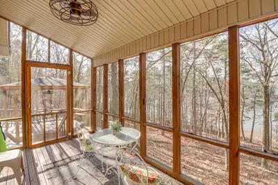 Image de Lakefront Arkansas Home w/ Deck, Grill & Cornhole!