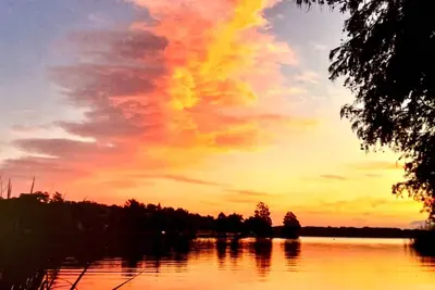 Image de Lakefront home with luxury touches. Ample outdoor space for making memories.