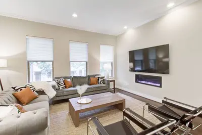 Image de Gorgeous Georgetown Brownstone - minutes from downtown and San Gabriel Park!