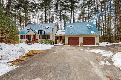 Image de Peaceful lakefront retreat with private hot tub, game room, & deck - near skiing