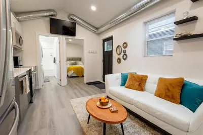 Image de Downtown 2 bedroom near Victoria park in the Middle of Entertainment District