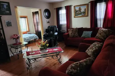 Image de Comfy 4 bed house in Ny. 20 min from Nyc by train 20 min from Jfk & Lga