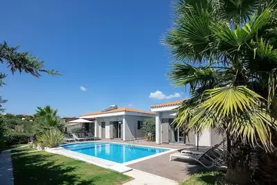 Image de Modern Villa of 2 Self-Contained Units, A/C, Private Pool with Children's Section in Armenoi!