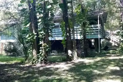 Image de Secluded Riverfront Cottage\n\n