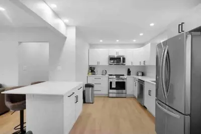 Image de Relax in Style: Modern Renovated Home in a Peaceful Tranquil Neighbourhood
