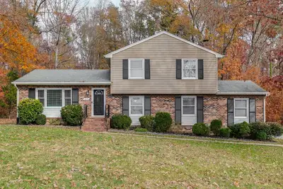 Image de Renovated Southside Suburban Sanctuary In Highly Sought After Suburb