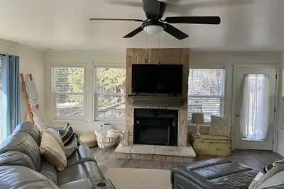 Image de Bright and Airy Lakeside Bungalow with Stunning Views!