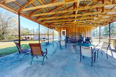 Image de Expansive property with two homes, ponds, pool, game tables, & hiking trails