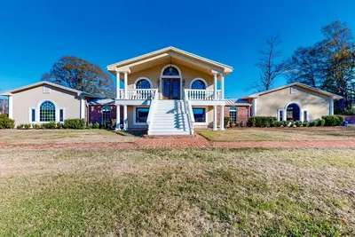 Image de Secluded acreage with six bedrooms, pool, wood fireplace, ponds, grill, & Ac