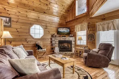 Image de Cozy 2br/2ba Cabin, Sleeps 6 w Hot Tub & Indoor Pool in Gated Resort