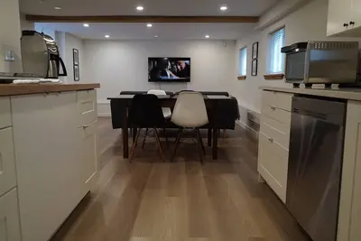 Image de Private Suite Steps to Main St.