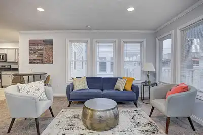 Image de Comfy Large Group Accommodations In Cental Location!