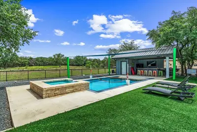 Image de Swimming pool, hot tub, sleeps 24, under $800/night!