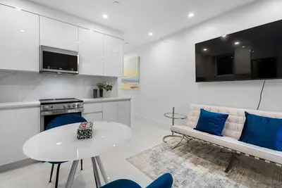 Image de Enchanting Suite in Vancouver's Luxury Ground Floor Suite