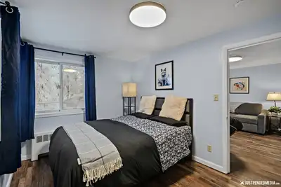 Image de 5 Min walk to restaurants/cafes, 8 min drive to airport, 10 min walk to trails.