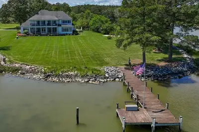 Image de Scenic and private waterfront eastern shore home.